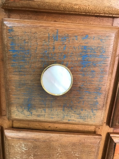 Puxador Branco em Madrepérola e Metal Dourado