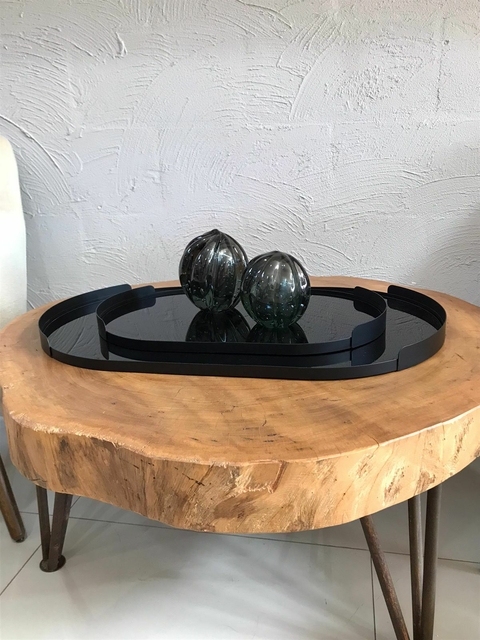 Bandejas em Metal Preto com Vidro