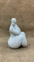 Imagem do Escultura Sentada Mulher em Polirresina