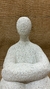 Escultura Sentada Mulher em Polirresina - Selezione