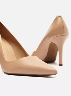 Scarpin Nude Couro Bico Fino Salto Médio Arezzo - loja online