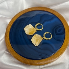 BRINCO PEDRA BRUTA ARGOLA (OURO)- CITRINO