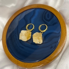 BRINCO PEDRA BRUTA ARGOLA (OURO)- CITRINO - Nova Topázio