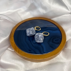 BRINCO PEDRA BRUTA ARGOLA (OURO)- QUARTZO AZUL - comprar online