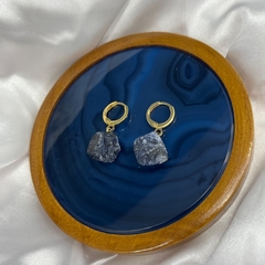 BRINCO PEDRA BRUTA ARGOLA (OURO)- SODALITA - comprar online