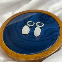 BRINCO PEDRA BRUTA ARGOLA (PRATA)- QUARTZO BRANCO