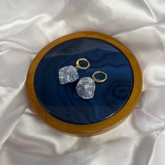 BRINCO PEDRA BRUTA ARGOLA (OURO)- QUARTZO AZUL na internet