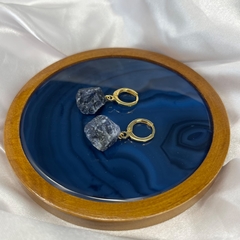 BRINCO PEDRA BRUTA ARGOLA (OURO)- SODALITA na internet