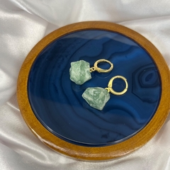 BRINCO PEDRA BRUTA ARGOLA (OURO)- QUARTZO VERDE - comprar online