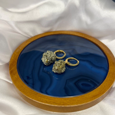 BRINCO PEDRA BRUTA ARGOLA (OURO)- PIRITA