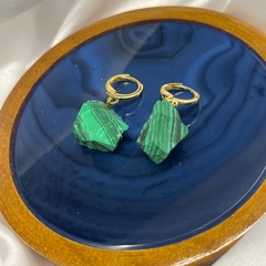 BRINCO PEDRA BRUTA ARGOLA (OURO)- MALAQUITA