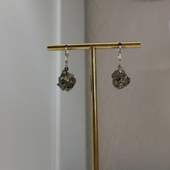 BRINCO PEDRA BRUTA ARGOLA (PRATA)- PIRITA - Nova Topázio