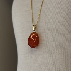 PINGENTE PEDRA ROLADA NO PINO (OURO)- CORNALINA - comprar online
