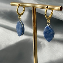 BRINCO NAVETE ENCESTADO G ARGOLINHA (OURO)- QUARTZO AZUL