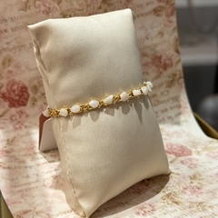 PULSEIRA CORRENTE COM PEDRAS COLADAS (OURO)- QUARTZO BRANCO - comprar online