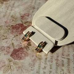 BRINCO ARGOLA QUADRADA COLORIDA (OURO) - Nova Topázio