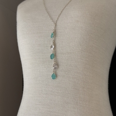 COLAR 40CM COM PEDRAS GOTA 6X8 VERDE TIFFANY E CRISTAL (PRATA) - loja online