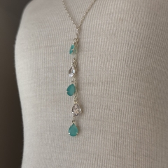 COLAR 40CM COM PEDRAS GOTA 6X8 VERDE TIFFANY E CRISTAL (PRATA) - Nova Topázio