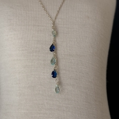 COLAR 40CM COM PEDRAS GOTA 6X8 AZUL CLARO E AZUL MONTANA (PRATA) na internet