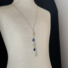 COLAR 40CM COM PEDRAS GOTA 6X8 AZUL CLARO E AZUL MONTANA (PRATA) - Nova Topázio