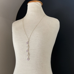 COLAR 40CM COM PEDRAS GOTA 6X8 LAVANDA E CRISTAL (PRATA) - loja online