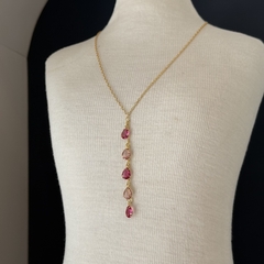 COLAR 40CM COM PEDRAS GOTA 6X8 ROUGE E MORGANITA (OURO) - comprar online
