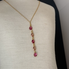 COLAR 40CM COM PEDRAS GOTA 6X8 ROUGE E MORGANITA (OURO) - Nova Topázio