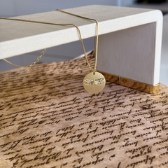 COLAR MEDALHA COM LIBELULA (OURO)
