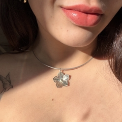 CHOKER FLOR (PRATA) na internet