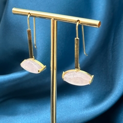 BRINCO NAVETE HORIZONTAL (OURO)- QUARTZO ROSA - Nova Topázio