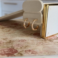 BRINCO MEIA ARGOLA HEXAGONO CRAVEJADA (OURO) - comprar online