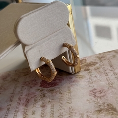 BRINCO MEIA ARGOLA HEXAGONO CRAVEJADA (OURO) - loja online
