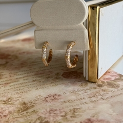 BRINCO MEIA ARGOLA HEXAGONO CRAVEJADA (OURO)