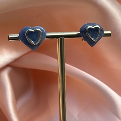 BRINCO CORAÇÃO COLADO C/ ESTAMPA (OURO)- QUARTZO AZUL