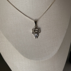 PINGENTE MENINA VAZADA ZIRCONIA CRISTAL VESTIDO na internet