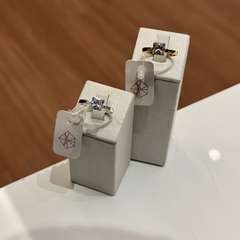ANEL COM CARRE CRISTAL 6X6 - Nova Topázio