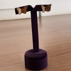 BRINCO BORBOLETA ORIGAMI VAZADA 20MM OURO - Nova Topázio