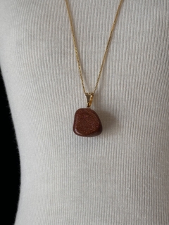 PINGENTE PEDRA ROLADA NO PINO (OURO)- PEDRA DO SOL - comprar online