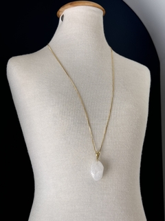 PINGENTE PEDRA ROLADA NO PINO (OURO)- QUARTZO BRANCO