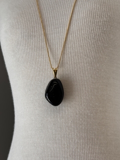 PINGENTE PEDRA ROLADA NO PINO (OURO)- ÔNIX - comprar online