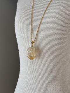 PINGENTE PEDRA ROLADA NO PINO (OURO)- CITRINO - comprar online