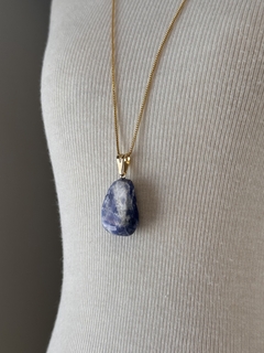 PINGENTE PEDRA ROLADA NO PINO (OURO)- SODALITA - comprar online