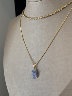 PINGENTE PEDRA BRUTA (OURO)- QUARTZO AZUL - comprar online