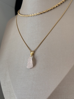 PINGENTE PEDRA BRUTA (OURO)- QUARTZO ROSA - comprar online