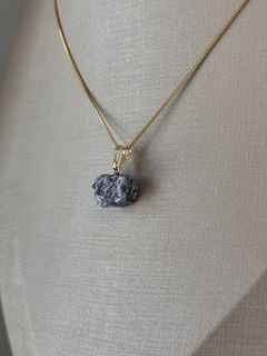 PINGENTE PEDRA BRUTA (OURO)- SODALITA - comprar online