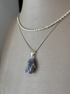 PINGENTE PEDRA BRUTA (PRATA)- QUARTZO AZUL - comprar online