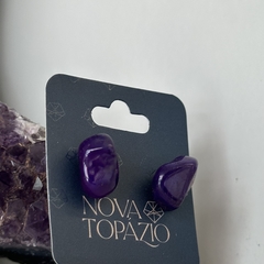 BRINCO PEDRA ROLADA AGARRADINHO- ÁGATA ROXA - comprar online