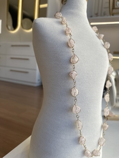 COLAR DE CESTA 70CM (OURO)- QUARTZO ROSA