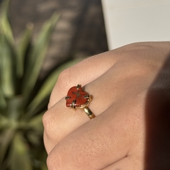 ANEL CORAÇÃO NA GARRA 10MM- JASPE VERMELHO