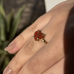 ANEL CORAÇÃO NA GARRA 10MM- JASPE VERMELHO - comprar online